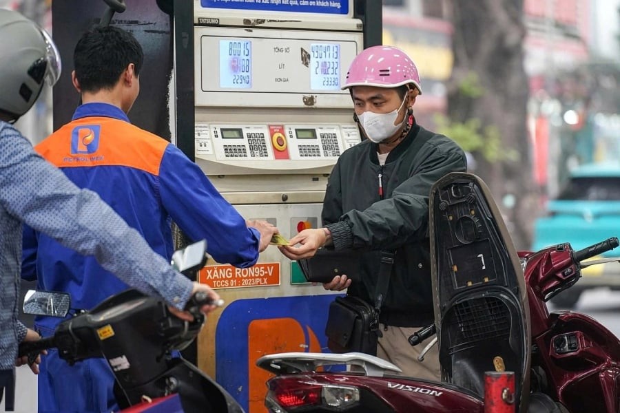 Vì sao điều chỉnh giá xăng dầu lại diễn ra vào nửa đêm?