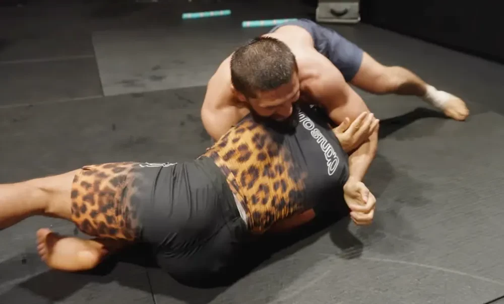 Khamzat Chimaev siết cổ Demetrious Johnson trong buổi tập grappling