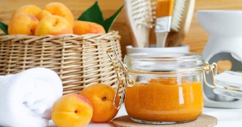 Hạt mơ xay mịn có thể được sử dụng như một dạng tẩy tế bào chết vật lý nhẹ.