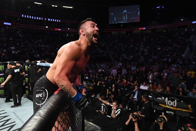 Pedro Munhoz ăn mừng chiến thắng trước Cody Garbrandt
