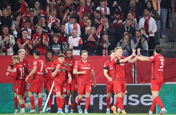 Freiburg đè bẹp Celta Vigo trên sân nhà.