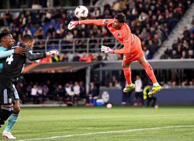 Ezri Konsa ghi bàn từ pha bóng cố định.