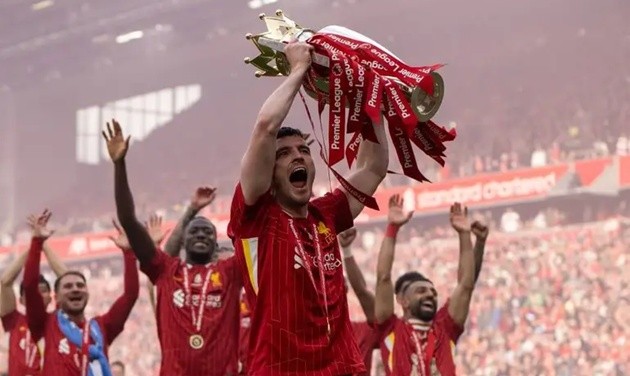 Robertson rời Liverpool với vị thế huyền thoại