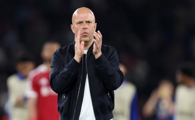 Arne Slot đối mặt áp lực lớn.