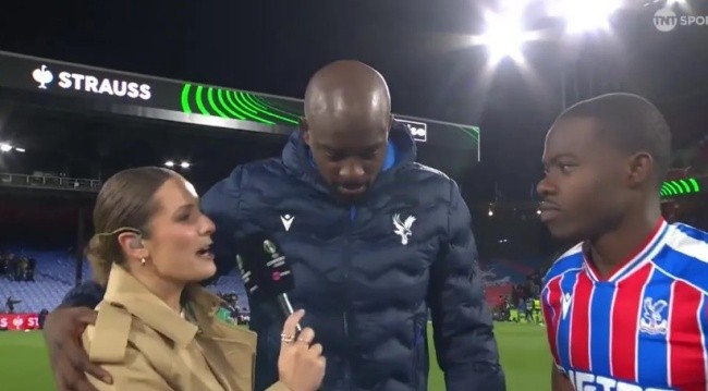 Jean-Philippe Mateta có cử chỉ thân mật với nữ MC Olivia Buzaglo.