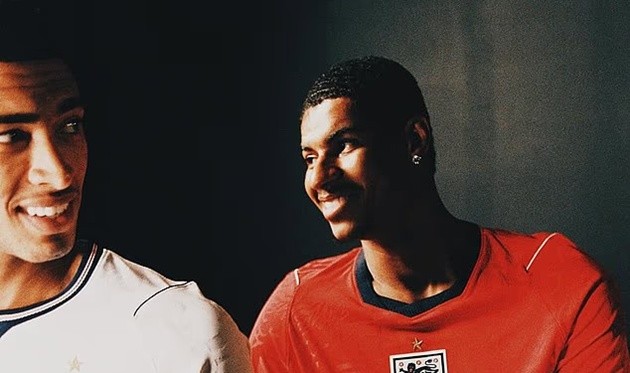 Bellingham và Rashford được nhìn thấy mặc những chiếc áo có phần bị 