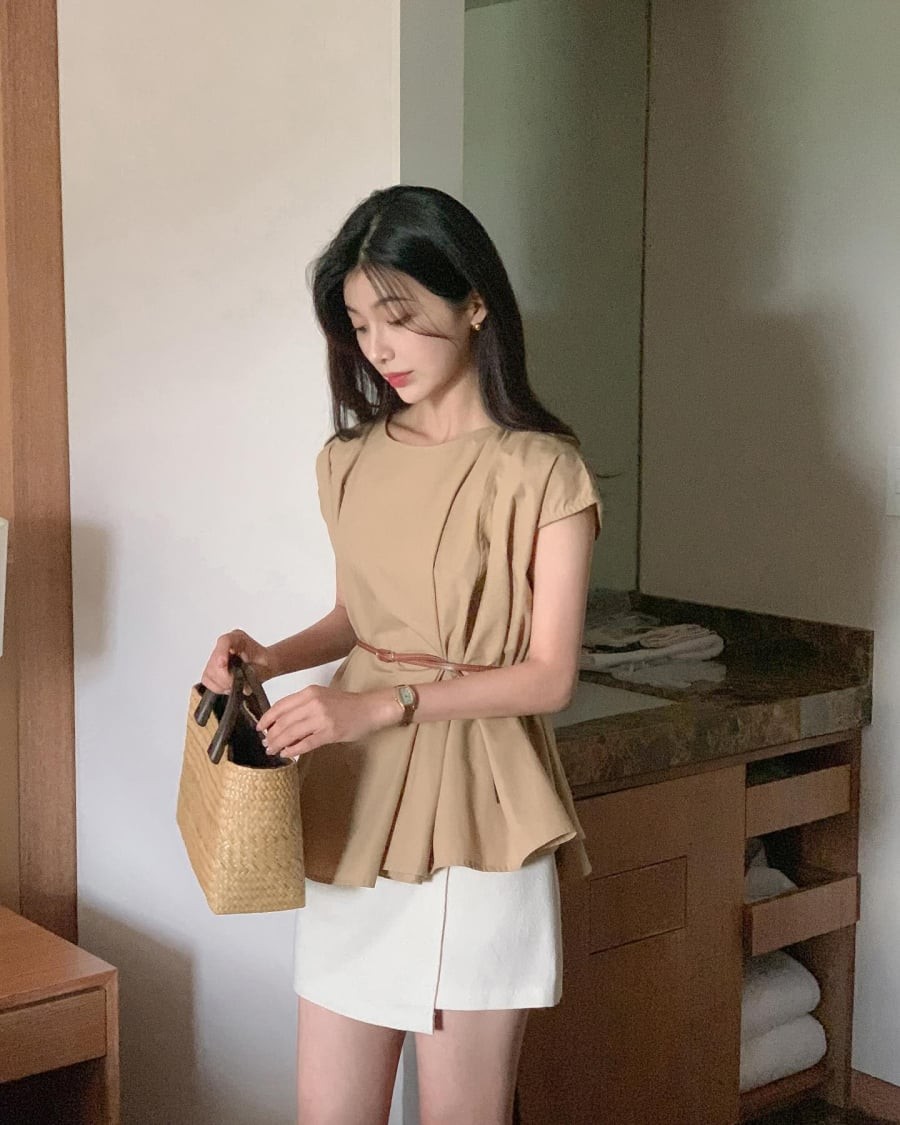  Những mẫu áo có dây rút, thắt nơ hoặc đường may ôm nhẹ ở eo không chỉ giúp tôn dáng mà còn mang lại vẻ ngoài gọn gàng