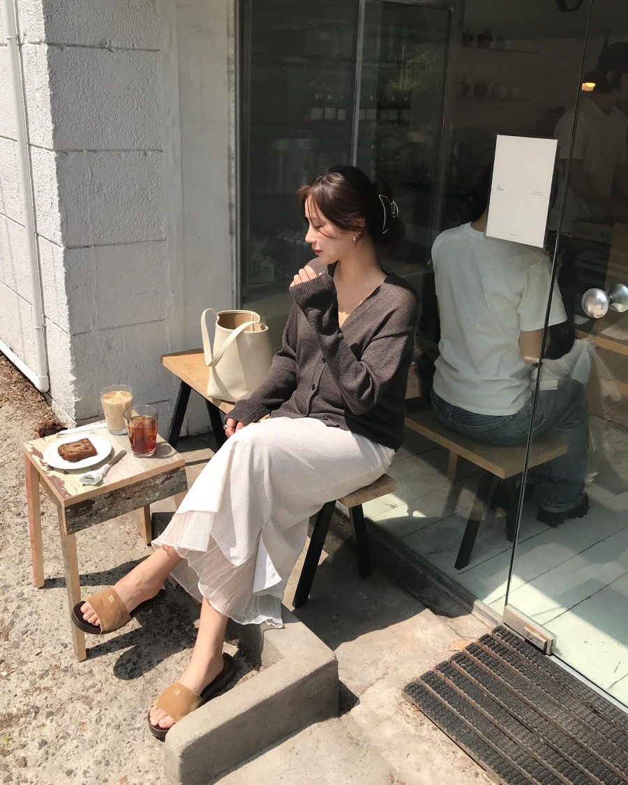 Dép lê bản to là một trong những thiết kế nổi bật của mùa hè nhờ sự tiện lợi và phong cách phóng khoáng mà nó mang lại. 