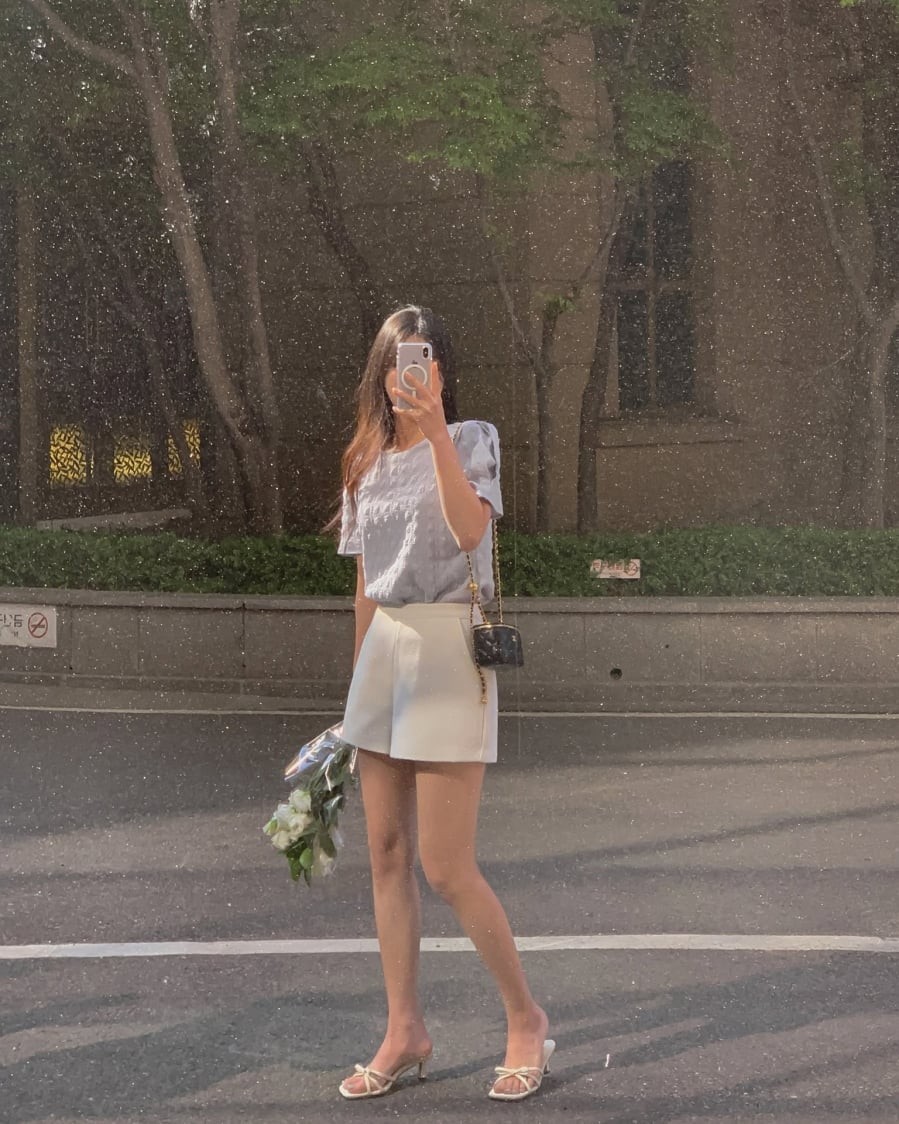 Khi kết hợp cùng áo thun, áo hai dây hoặc sơ mi mỏng, outfit sẽ mang đậm tinh thần mùa hè năng động.