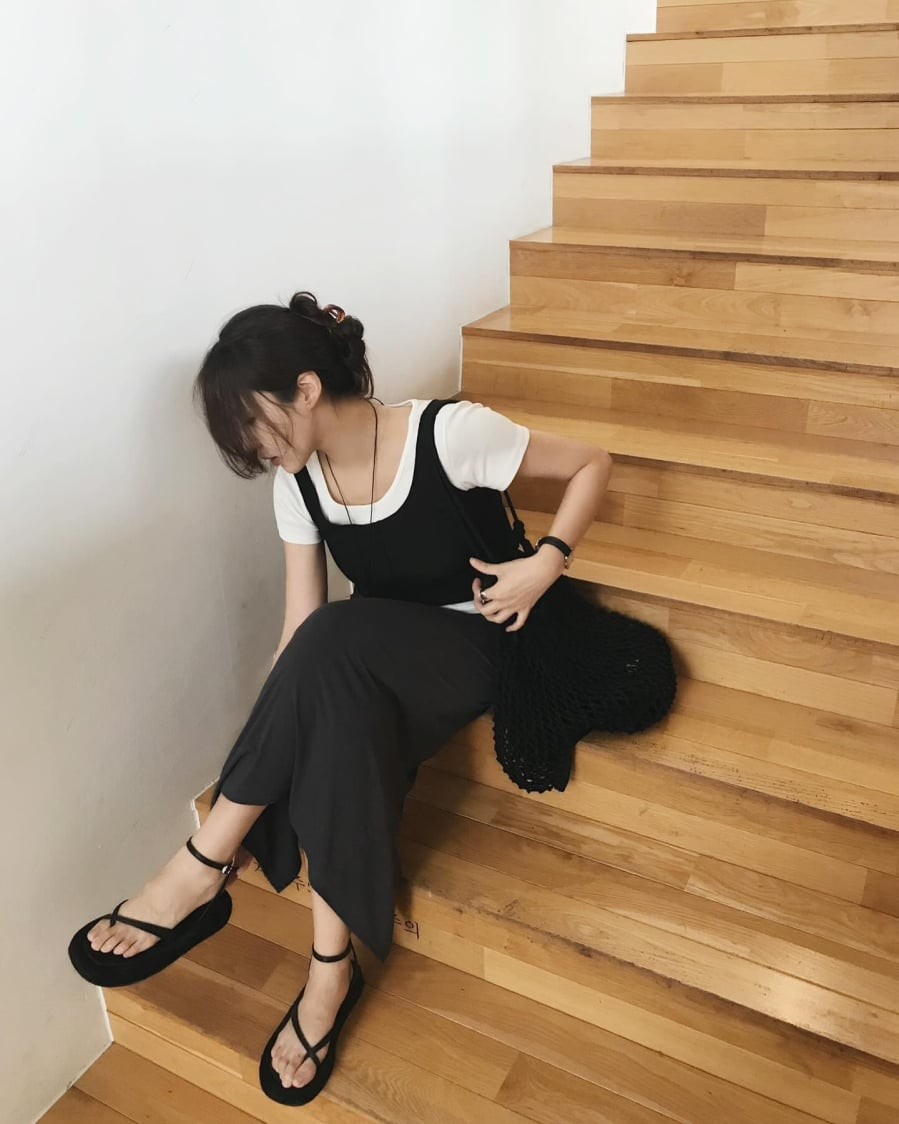  Điểm nổi bật của sandal nằm ở sự đa dạng, từ đế bệt đơn giản đến đế xuồng hay cao gót, phù hợp với nhiều phong cách khác nhau.