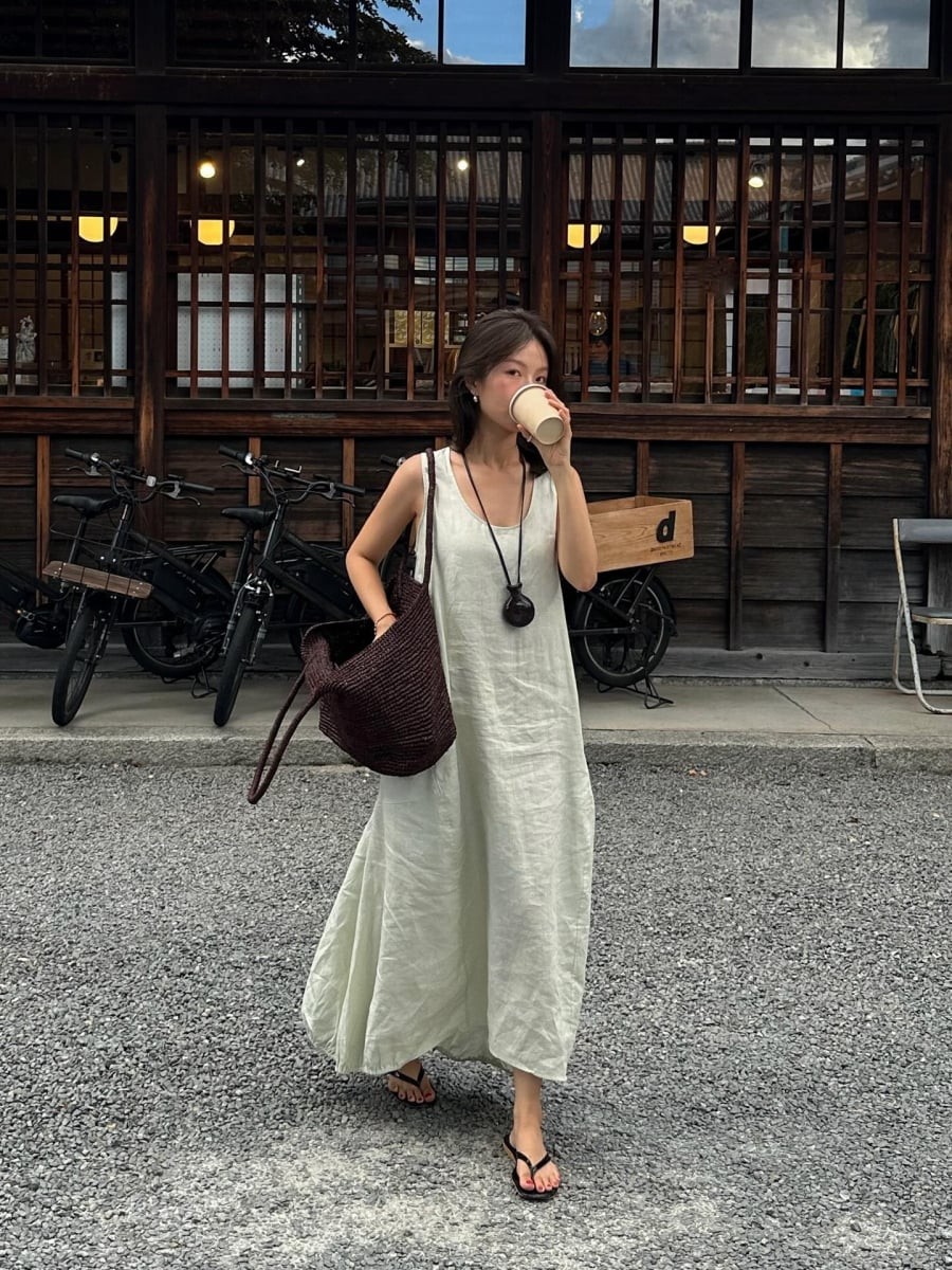 Dép xỏ ngón từ lâu đã trở thành lựa chọn quen thuộc mỗi khi hè đến nhờ thiết kế đơn giản và cảm giác nhẹ nhàng khi mang. 