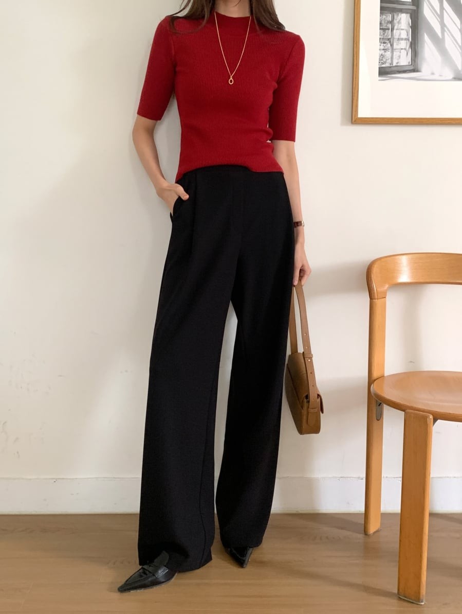 Thiết kế phần lưng quần cao hơn bình thường giúp nâng vị trí vòng eo, từ đó tạo ảo giác đôi chân dài hơn.