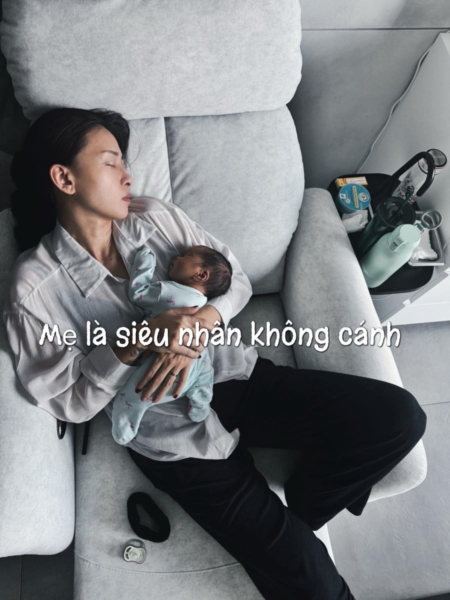 Bà xã Huy Trần khiến nhiều người nghẹn ngào khi đăng tải bức ảnh ngủ gục trên chiếc ghế sofa, ôm trọn con nhỏ 