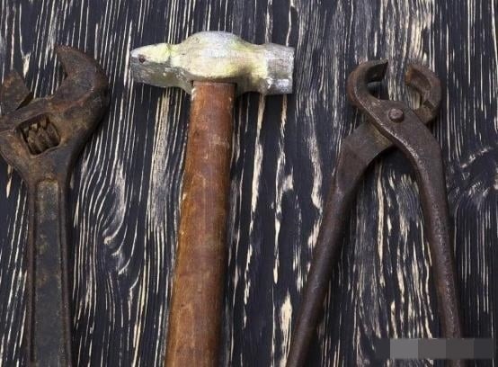 Theo lý giải mang tính dân gian, từ trường của Trái Đất có thể tác động đến giấc ngủ của con người, và việc đặt các vật kim loại lớn dưới gầm giường được cho là có thể gây xáo trộn, khiến giấc ngủ trở nên chập chờn, khó sâu giấc.