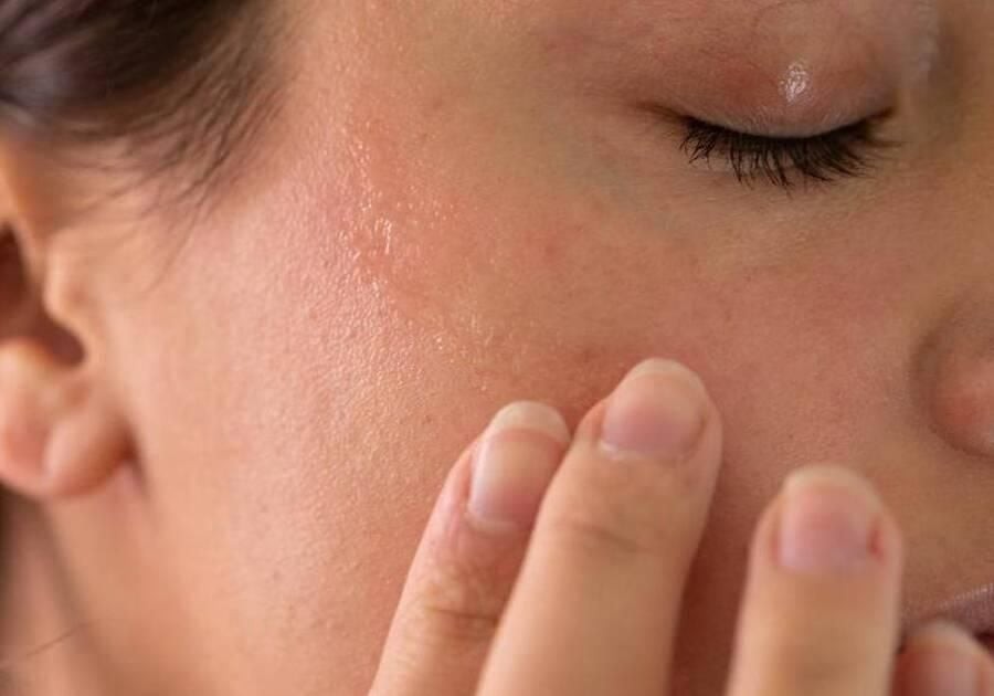 Trong dân gian, rau mồng tơi được biết đến như một nguyên liệu có tính mát, giàu dưỡng chất và phù hợp để làm dịu các tình trạng viêm nhẹ trên da