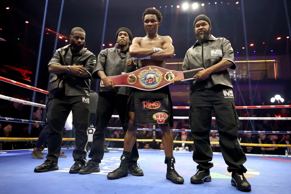 Abdullah Mason cùng đội của mình sau khi giành đai vô địch WBO hạng nhẹ.
