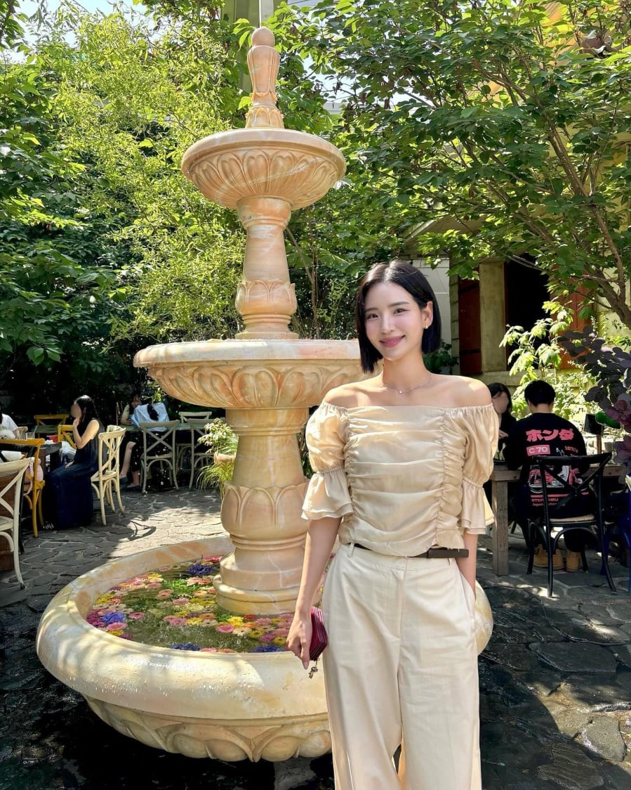 Các thiết kế blouse làm từ chất liệu mỏng nhẹ như voan, lụa hay cotton thường giúp trang phục trở nên bay bổng hơn, đồng thời mang lại cảm giác dễ chịu khi mặc.