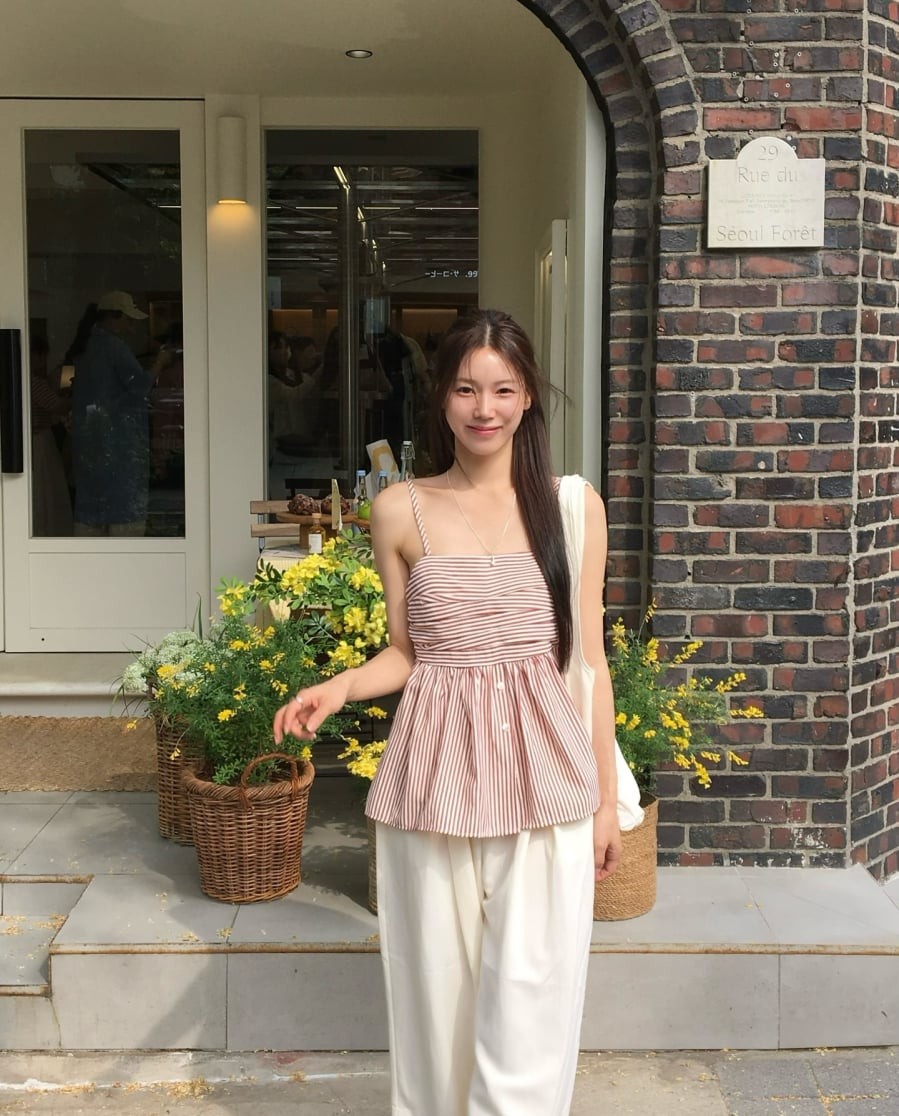 Những họa tiết như hoa nhí, kẻ sọc hay chấm bi đều có thể áp dụng linh hoạt.