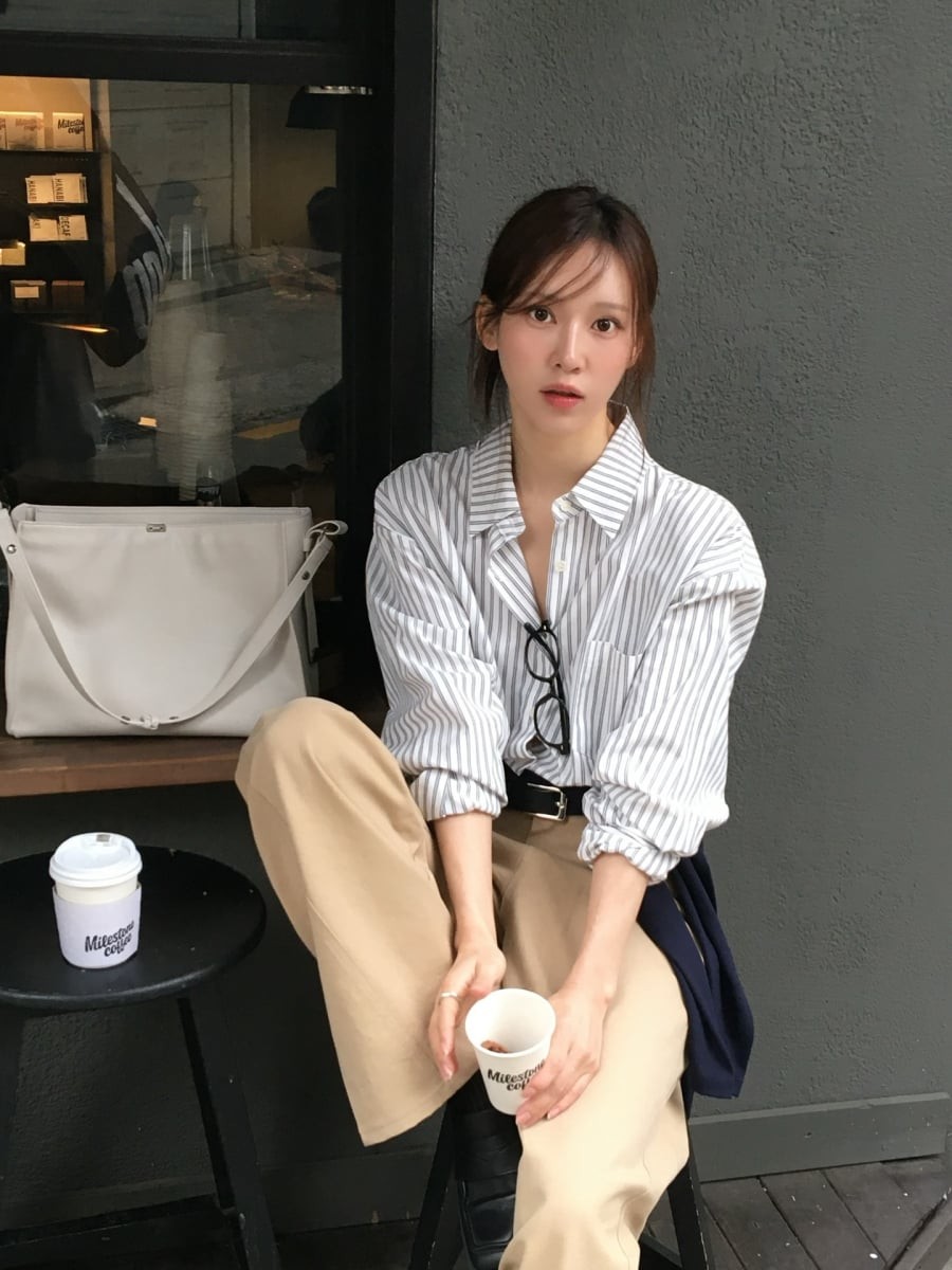 Ngoài ra, chất liệu như linen hoặc cotton mỏng cũng là lựa chọn lý tưởng để tăng sự thoải mái trong thời tiết nóng.