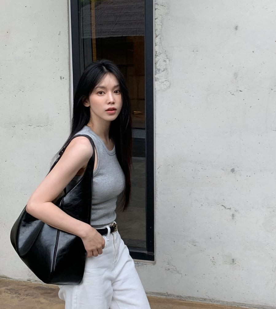  Để tăng thêm phần sinh động, có thể khoác ngoài một chiếc sơ mi mỏng hoặc bổ sung phụ kiện như kính râm, thắt lưng nhỏ. 