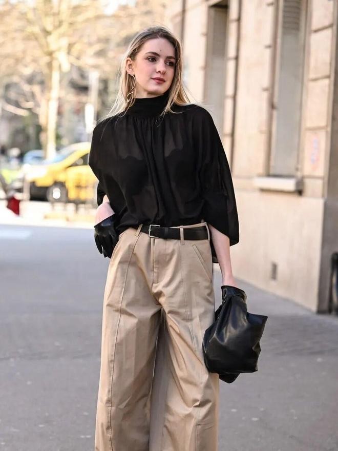 Một trong những yếu tố làm nên sức hút của sơ mi “mặc ngược” chính là khả năng thích nghi với nhiều loại chất liệu khác nhau. 