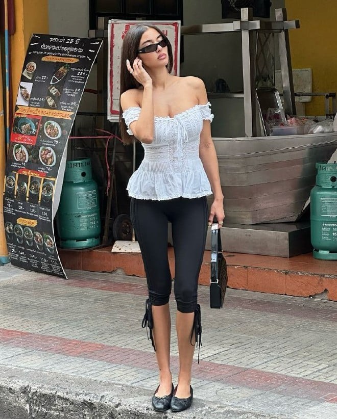 Một trong những điểm đáng chú ý nhất trong lần “tái xuất” này của capri pants chính là sự kết hợp với giày bệt, đặc biệt là ballet flats.