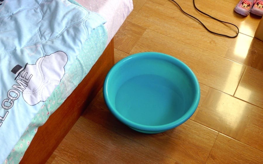 Khi điều hòa hoạt động, thiết bị sẽ hút bớt hơi ẩm trong không khí, khiến môi trường trong phòng trở nên khô hơn.