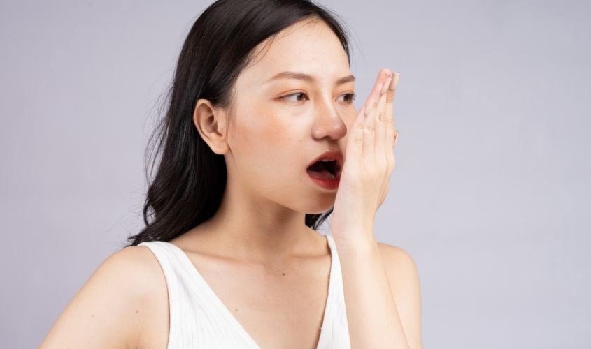 Trong trường hợp không có nhiều thời gian, việc chuẩn bị sẵn bàn chải nhỏ gọn tại nơi làm việc sẽ giúp duy trì thói quen này đều đặn hơn.