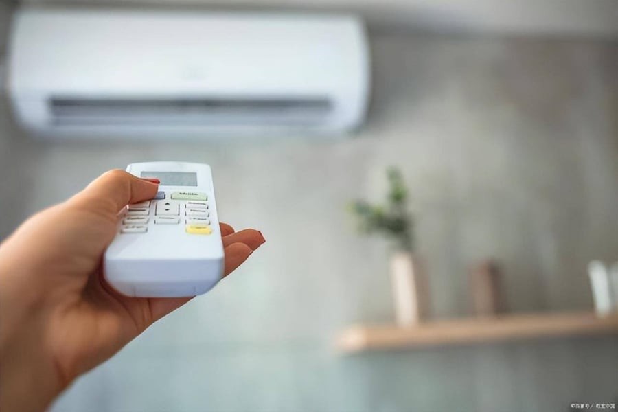 Nước có thể hỗ trợ giữ lại một phần bụi bẩn trong không khí, đồng thời quá trình bay hơi cũng giúp giảm mùi khó chịu trong phòng. 