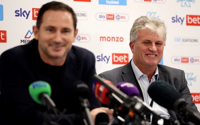 Chủ tịch Doug King đã giúp đội bóng ổn định trở lại.