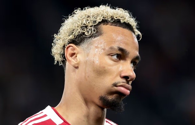 Isak đã trở lại, Ekitike có thể ngồi dự bị