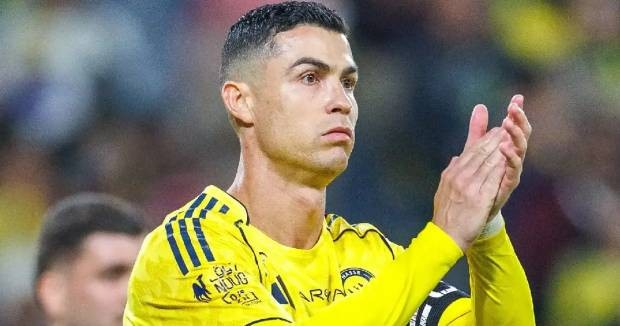 Cựu sao Arsenal khuyên Ronaldo giải nghệ sau khi chạm mốc 1000 bàn thắng.
