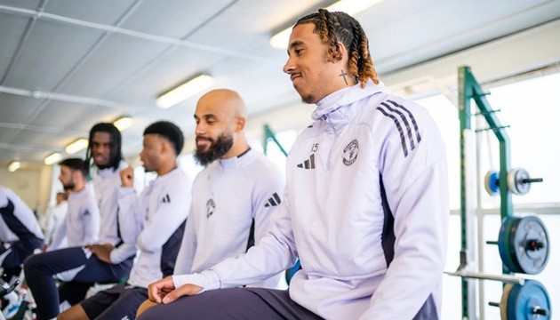 Leny Yoro trở lại mạnh mẽ trong đội hình Man United.