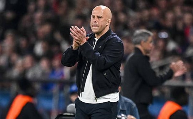 Arne Slot cần tìm cách giải quyết các vấn đề của Liverpool.