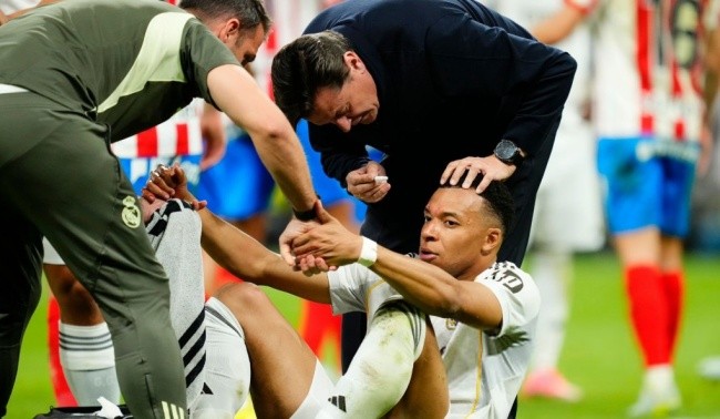 Real không được hưởng 11m khi Mbappe bị phạm lỗi trong vòng cấm.