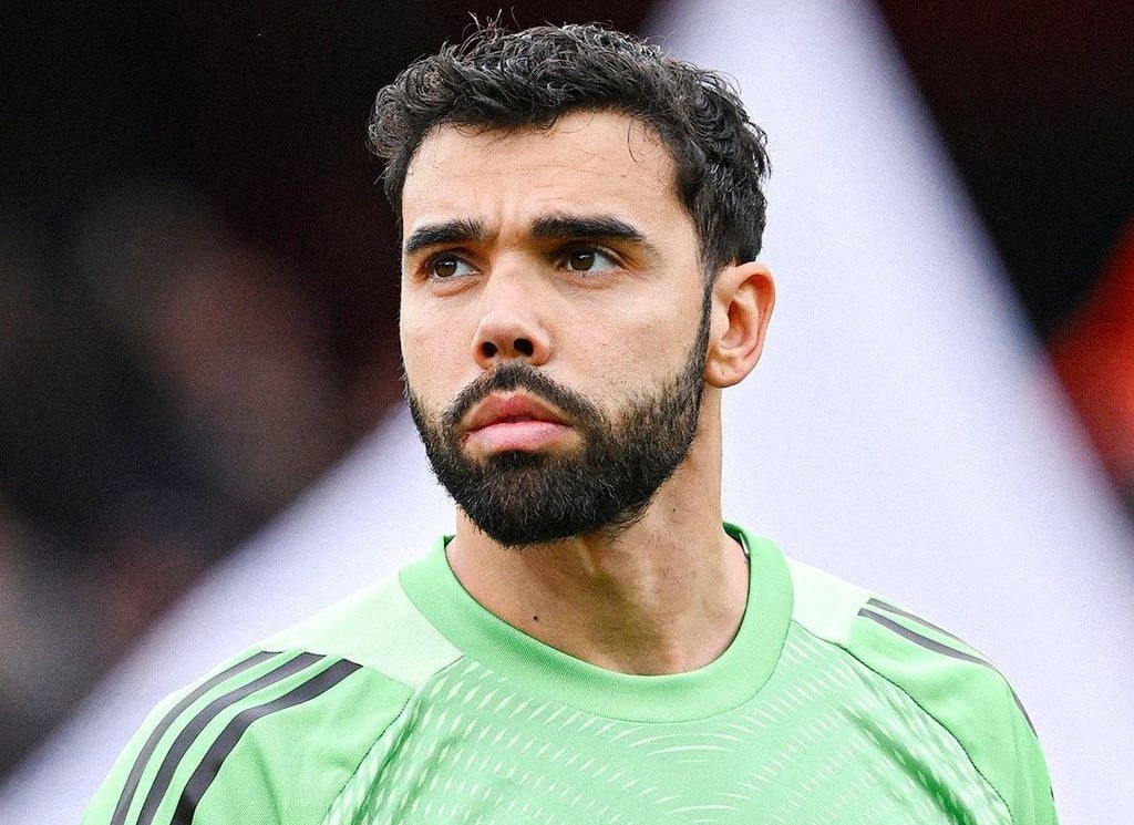 David Raya làm người hâm mộ Arsenal hú tim đầu hiệp 2.