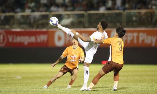 Xuân Son bất lực trước hàng thủ đội khách.