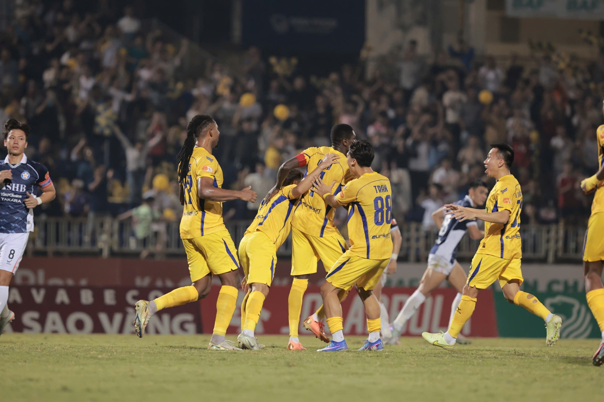 SLNA giành chiến thắng nhờ pha lập công duy nhất trên chấm phạt đền của Michael Olaha. Ảnh: CLB SLNA.