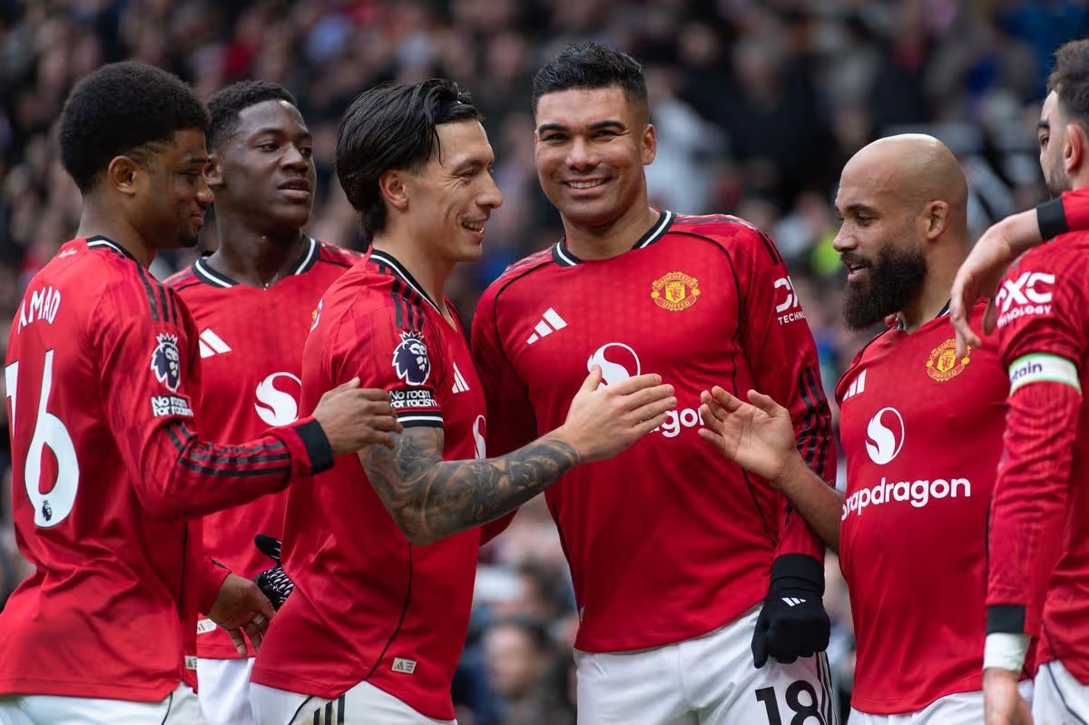 HLV Michael Carrick xác nhận Lisandro Martinez có thể ra sân ở trận gặp Leeds.