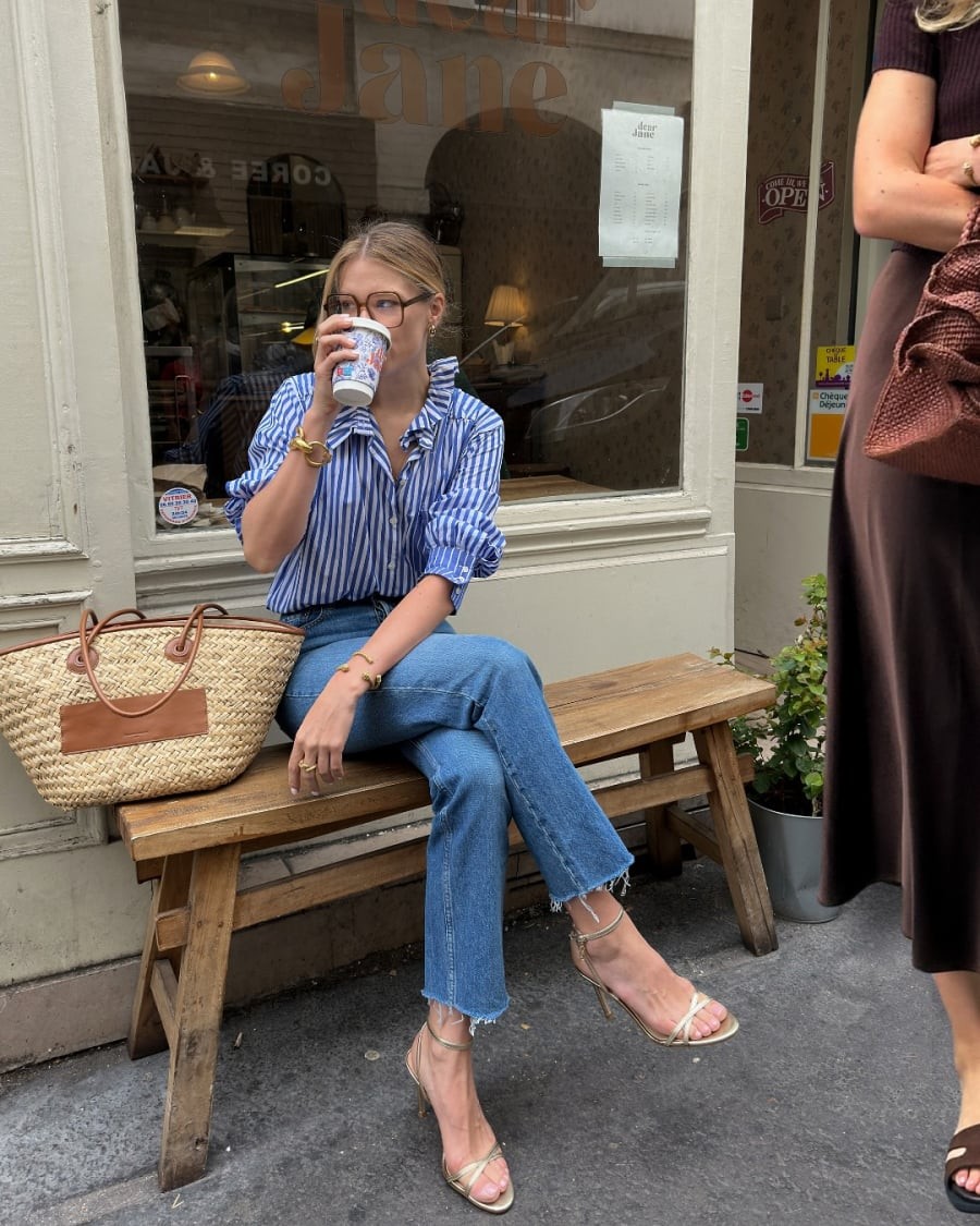 Thiết kế này ghi điểm nhờ phom dáng cân đối, không ôm sát cơ thể nhưng cũng không quá rộng, tạo nên tổng thể hài hòa và gọn gàng.