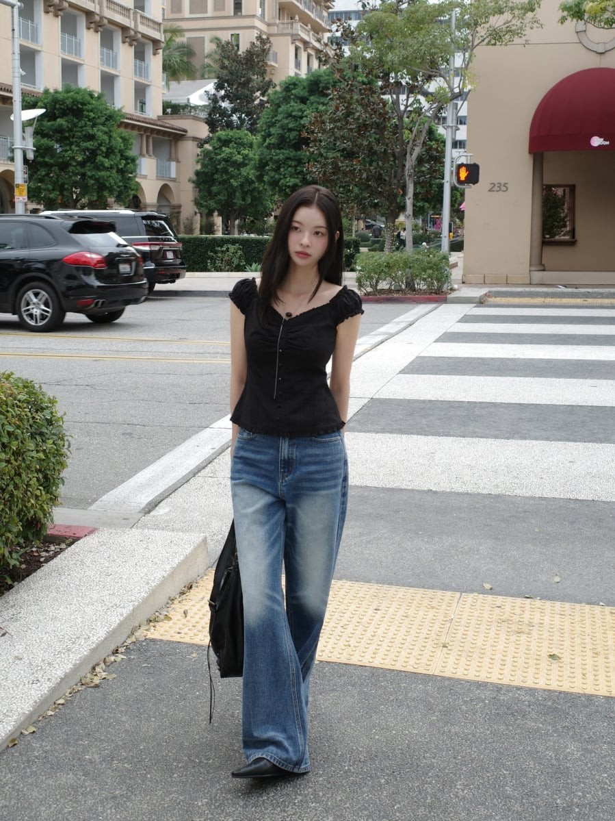  Khi chọn chất denim mỏng, mềm, item này hoàn toàn có thể trở thành trang phục lý tưởng cho mùa hè.