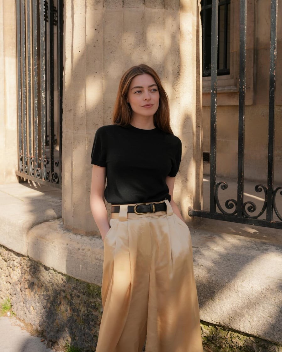 Không quá nổi bật nhưng lại cực kỳ tinh tế, quần màu be dễ dàng kết hợp với nhiều item khác nhau mà vẫn giữ được sự hài hòa.