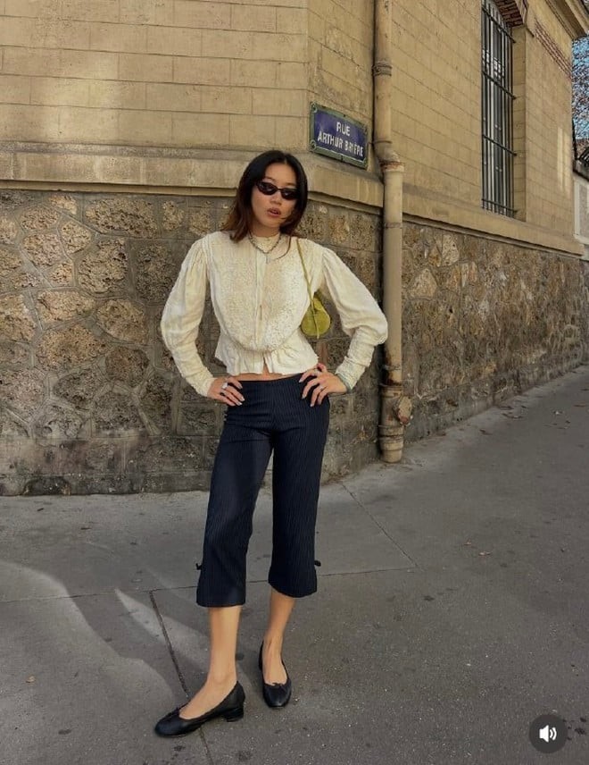 Không chỉ dừng lại ở phong cách thường ngày, capri pants còn có thể thích ứng với nhiều kiểu phối đa dạng. 