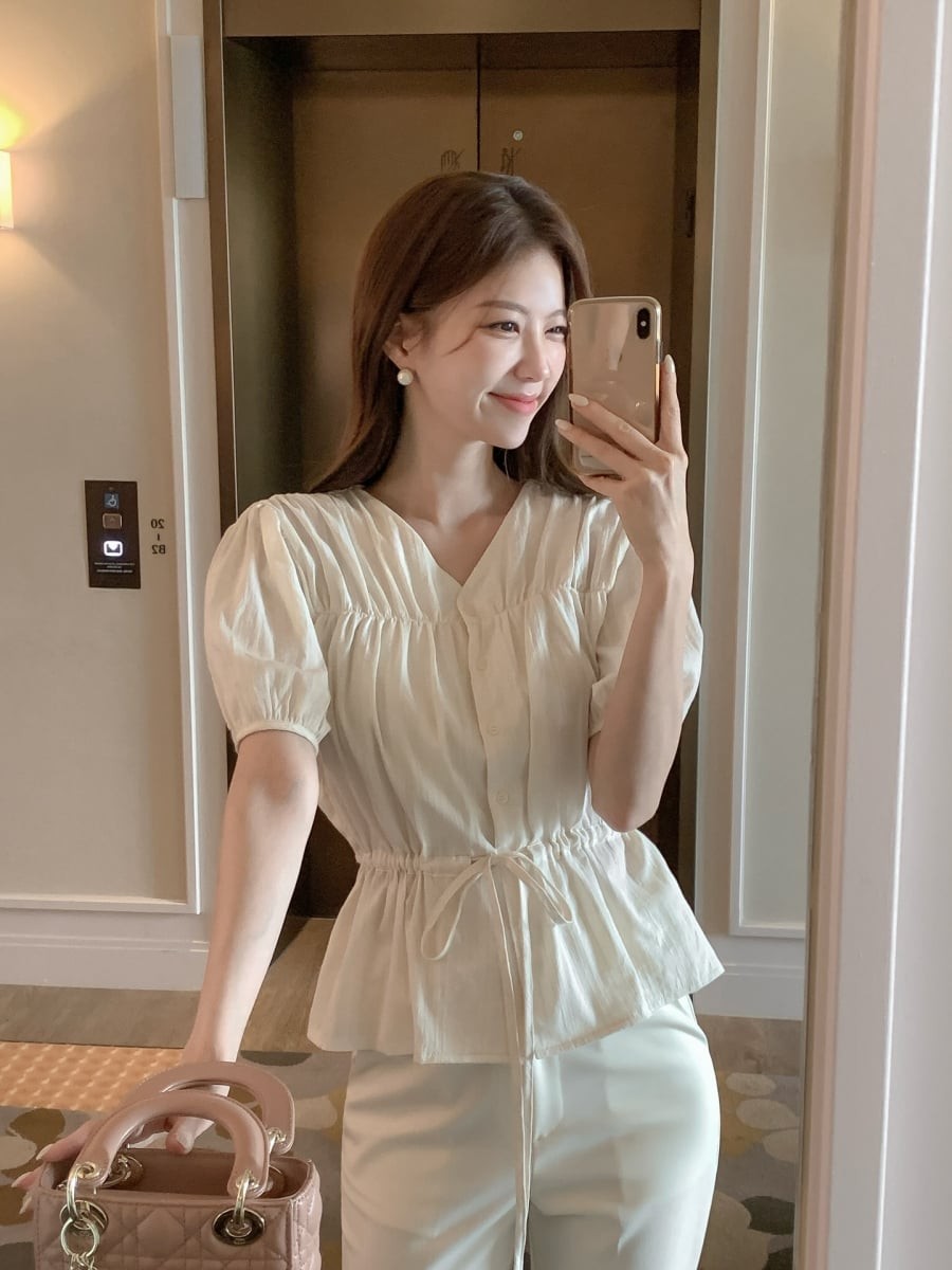 Những chi tiết như tay phồng, cổ vuông hay bèo nhún thường được sử dụng để tạo điểm nhấn, giúp tổng thể trở nên duyên dáng mà không quá cầu kỳ. 