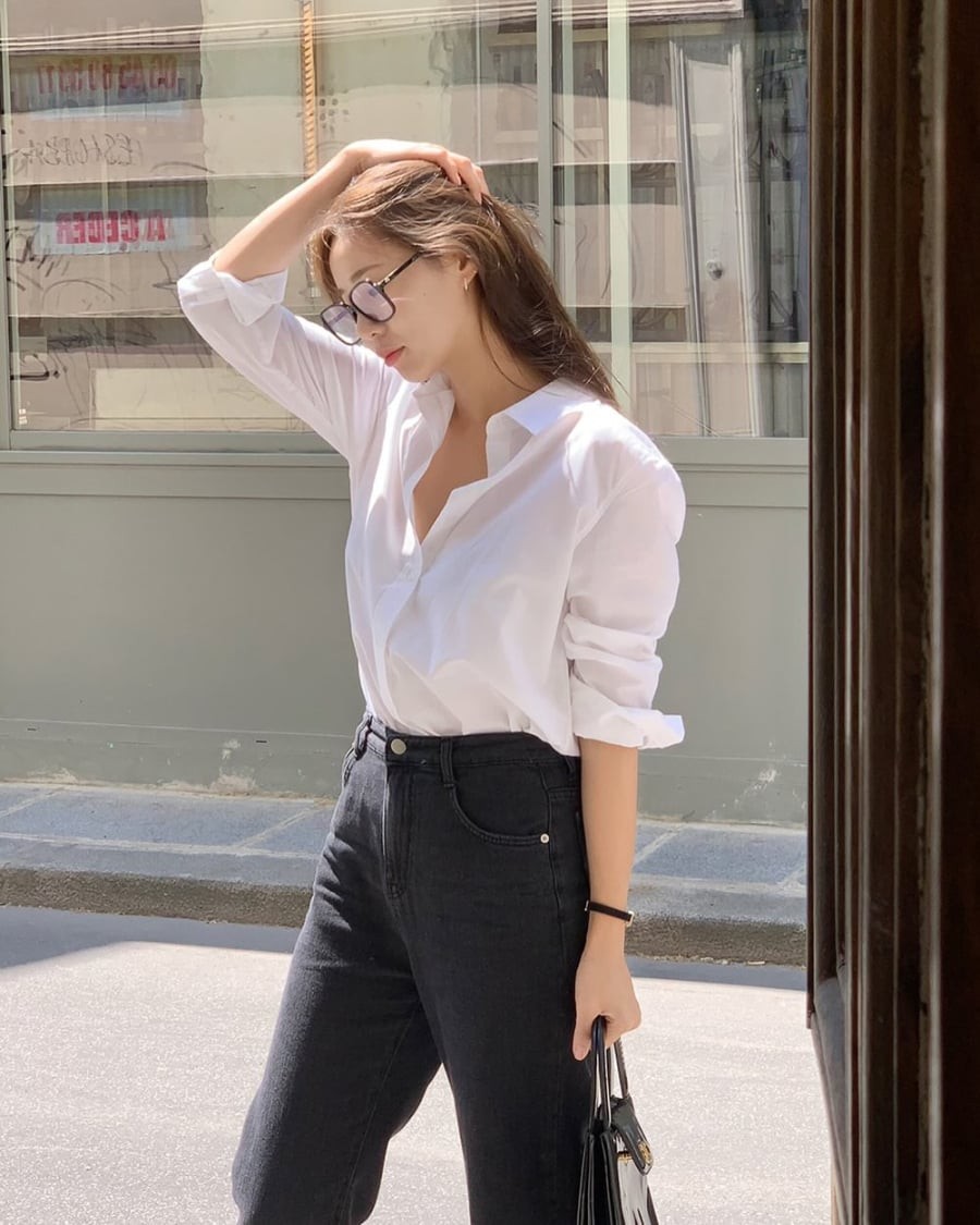 Kiểu áo này không chỉ phù hợp với môi trường công sở mà còn dễ dàng biến hóa để trở nên trẻ trung, phóng khoáng hơn trong những dịp thường ngày.