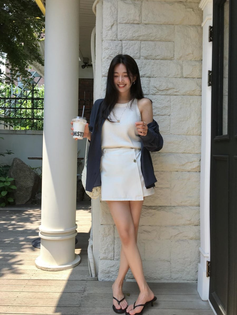 Khi đi cùng quần shorts hoặc váy ngắn, dép xỏ ngón mang lại cảm giác nhẹ nhàng, thoáng mát – rất phù hợp với những ngày nắng nóng. 