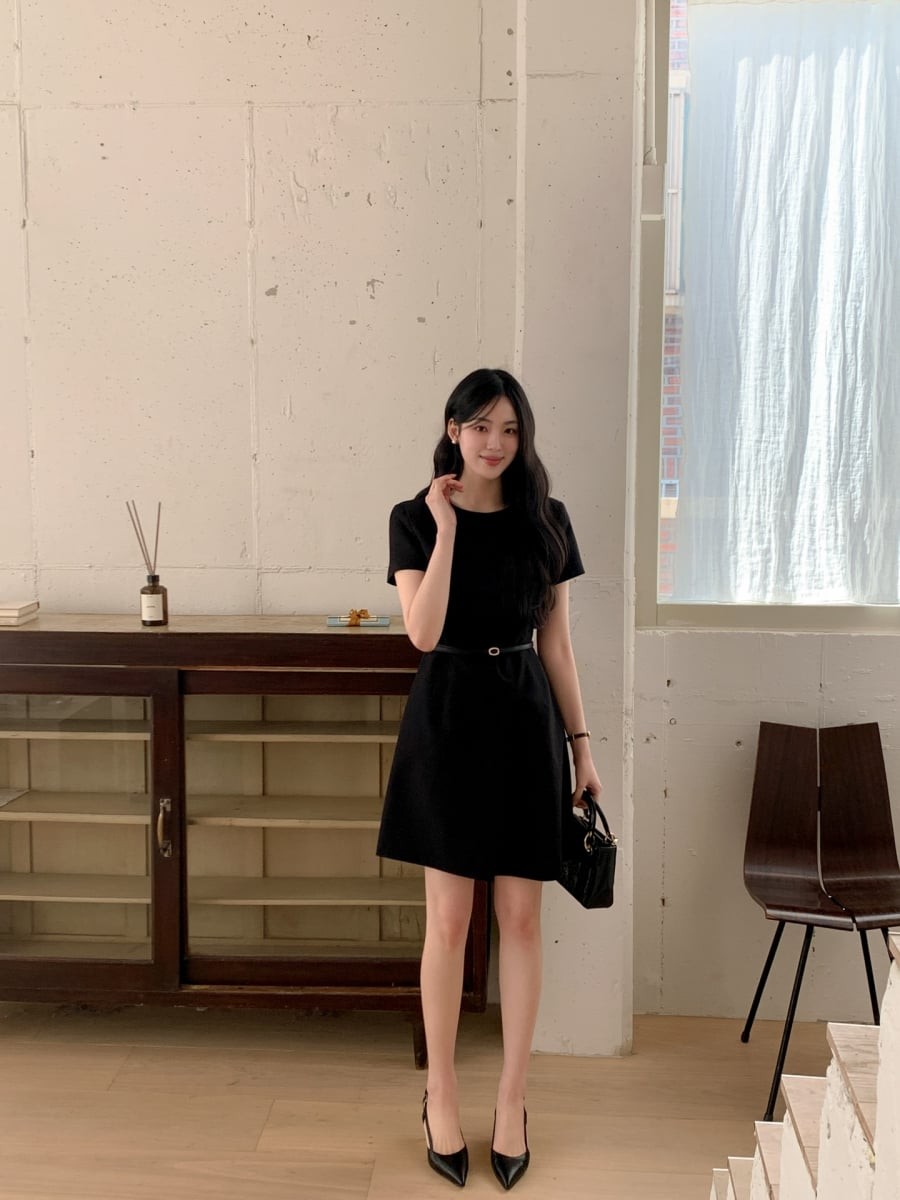 Thiết kế phần mũi kéo dài tạo hiệu ứng thị giác khiến đôi chân trông thon gọn và dài hơn, đặc biệt khi kết hợp cùng trang phục ngắn.