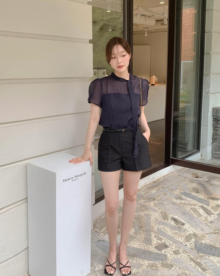 Thiết kế tối giản với phần dây thanh mảnh giúp đôi chân trông gọn gàng và tạo cảm giác “nhẹ” cho tổng thể.