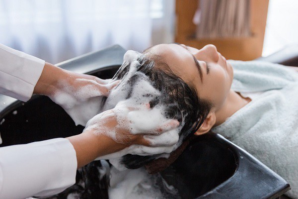 Nhiều người có thói quen dùng nước nóng để gội đầu vì cảm giác dễ chịu, nhưng nhiệt độ cao lại có thể làm mất đi độ ẩm tự nhiên của tóc và da đầu.