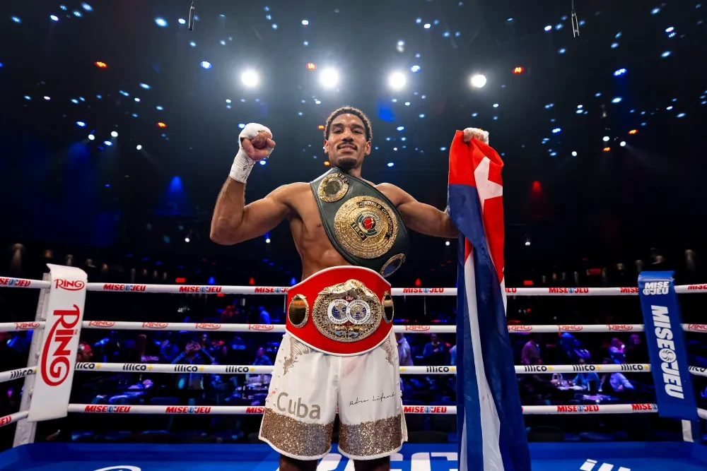 Osleys Iglesias ăn mừng chiến thắng tại sự kiện Eye of the Tiger Gala.